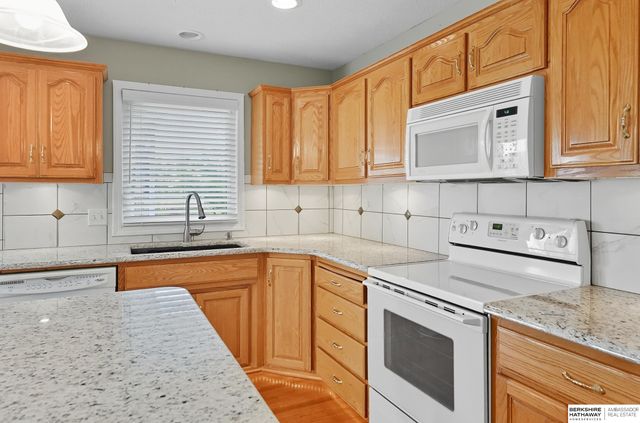 16705 Ogden Circle, Omaha, NE 68116