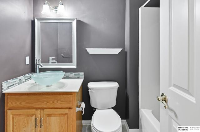 16705 Ogden Circle, Omaha, NE 68116