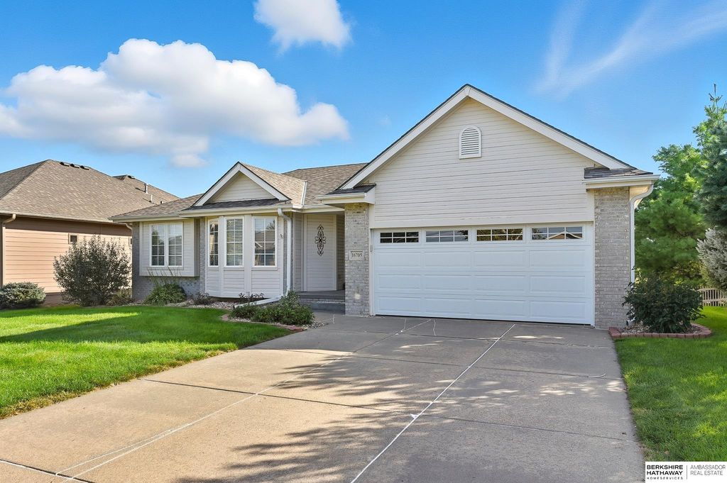 16705 Ogden Circle, Omaha, NE 68116