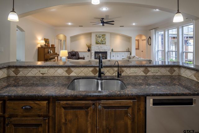 101 Thames Dr, Bullard, TX 75757