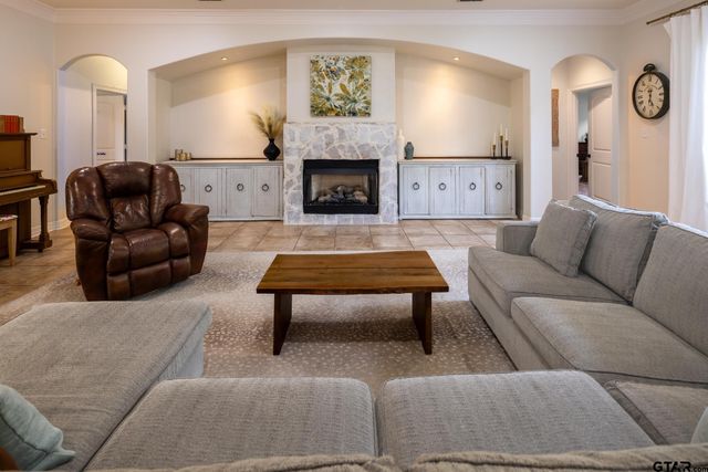 101 Thames Dr, Bullard, TX 75757