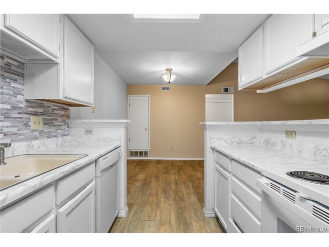 910 S Walden St 206, Aurora, CO 80017