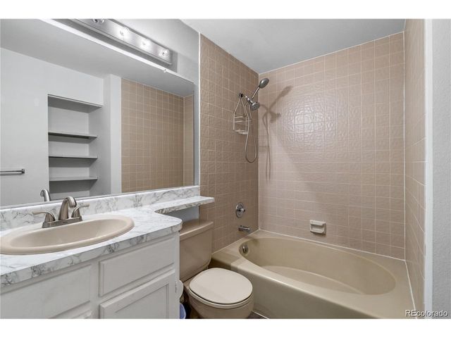 910 S Walden St 206, Aurora, CO 80017