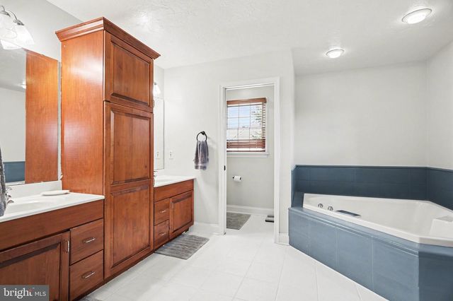 2613 HUNTFIELD DR, York, PA 17404