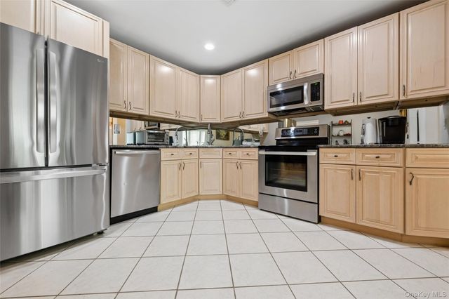 10 Rita Drive, Mount Sinai, NY 11766
