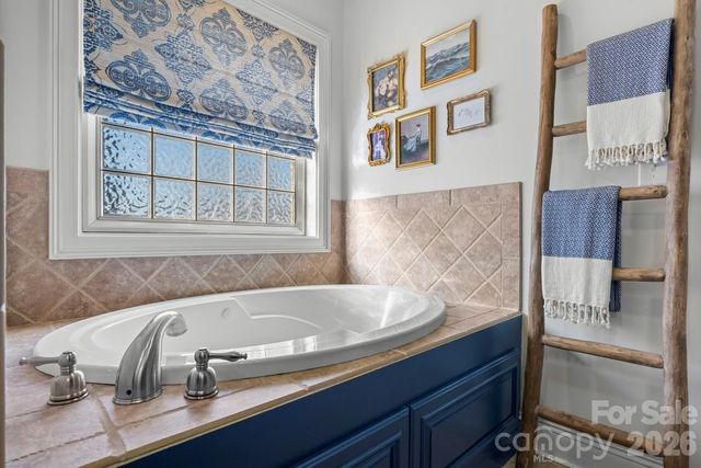 402 Golfview Court SE, Lenoir, NC 28645