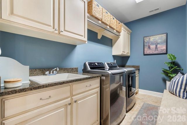 402 Golfview Court SE, Lenoir, NC 28645