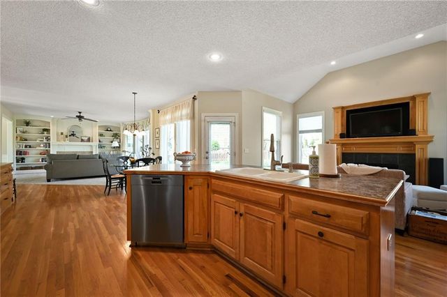 21910 W 57th Terrace, Shawnee, KS 66226