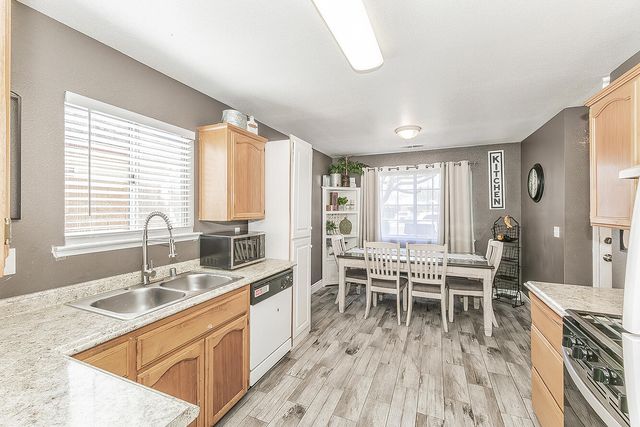 208 Kelly Avenue, Parlier, CA 93648