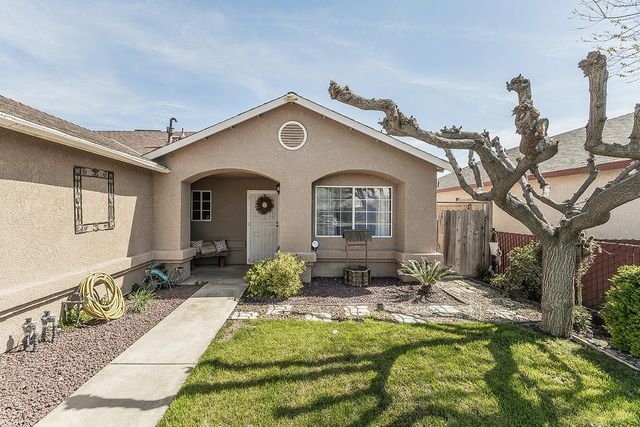208 Kelly Avenue, Parlier, CA 93648
