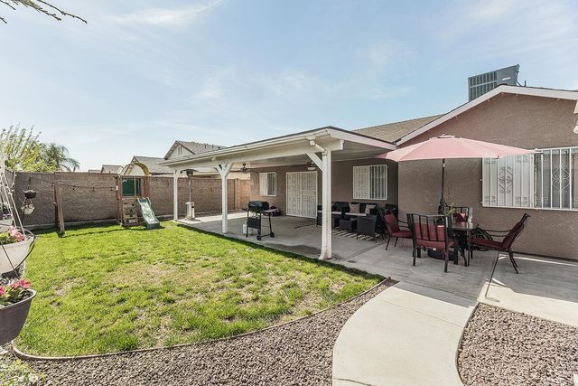 208 Kelly Avenue, Parlier, CA 93648