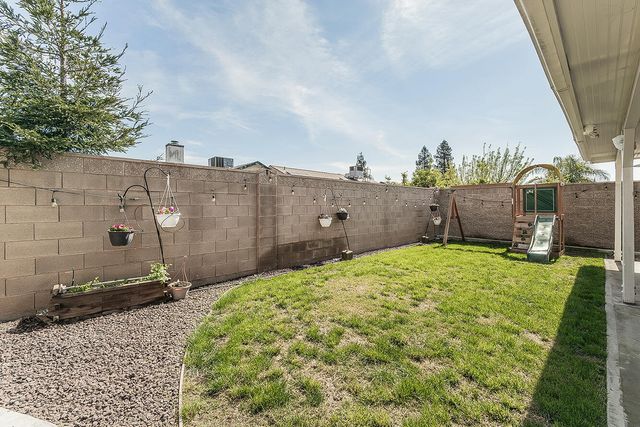 208 Kelly Avenue, Parlier, CA 93648