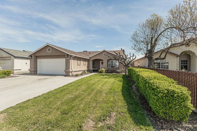 208 Kelly Avenue, Parlier, CA 93648