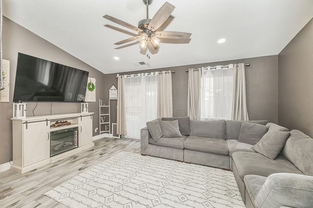 208 Kelly Avenue, Parlier, CA 93648