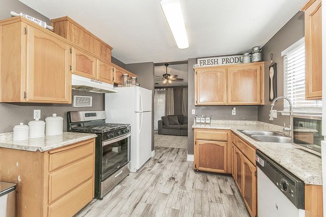 208 Kelly Avenue, Parlier, CA 93648