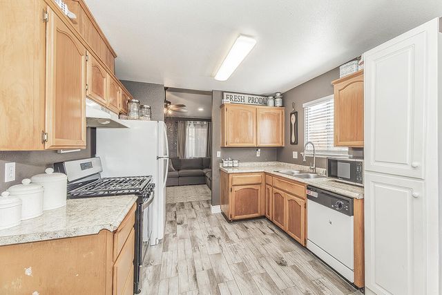 208 Kelly Avenue, Parlier, CA 93648