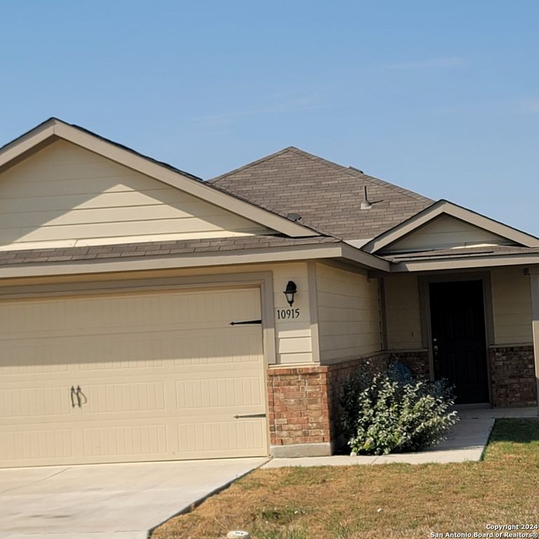 10915 Airmen Dr, Converse, TX 78109