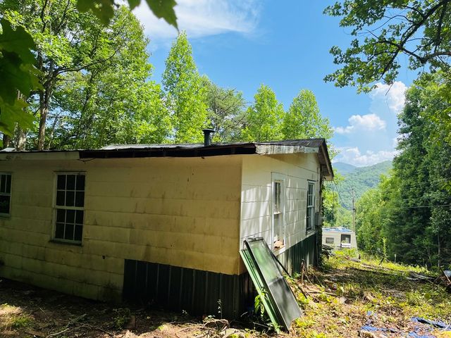 586 Pounding Mill Road, Hayesville, NC 28904