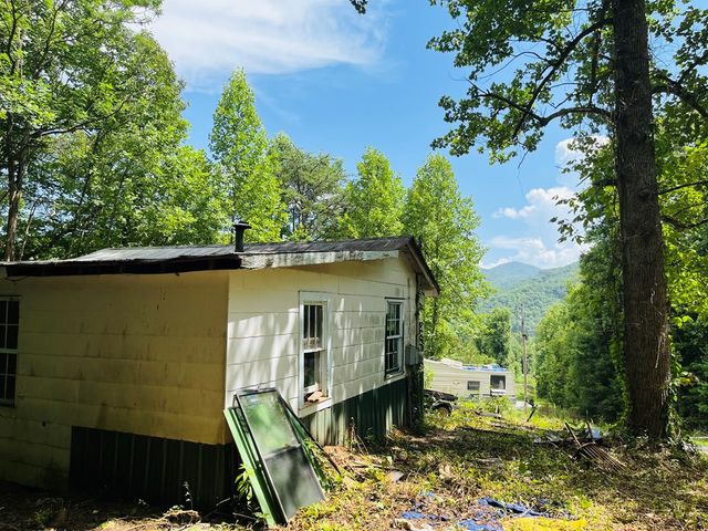 586 Pounding Mill Road, Hayesville, NC 28904