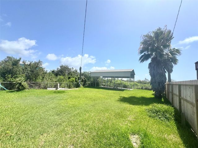 1048 Blacks Slip, Gilchrist, TX 77617