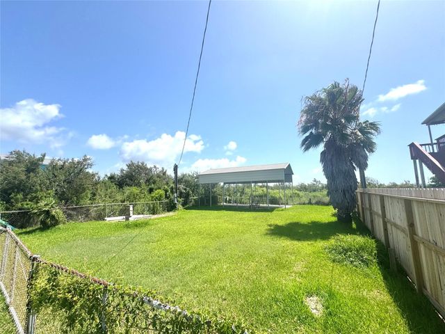 1048 Blacks Slip, Gilchrist, TX 77617