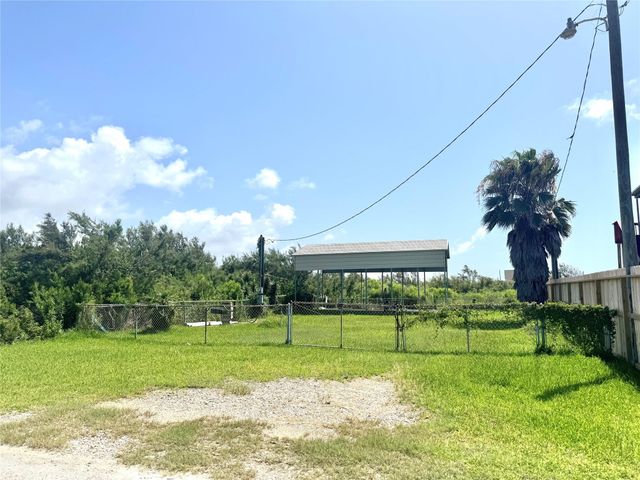 1048 Blacks Slip, Gilchrist, TX 77617