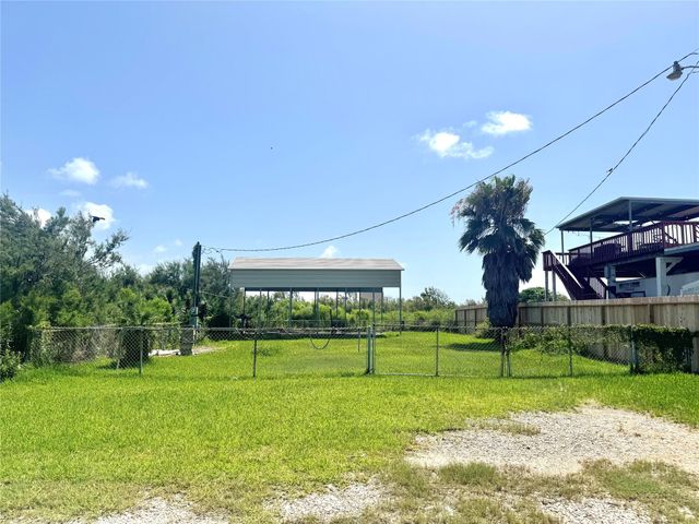 1048 Blacks Slip, Gilchrist, TX 77617
