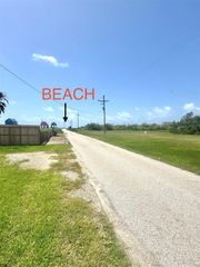 1048 Blacks Slip, Gilchrist, TX 77617