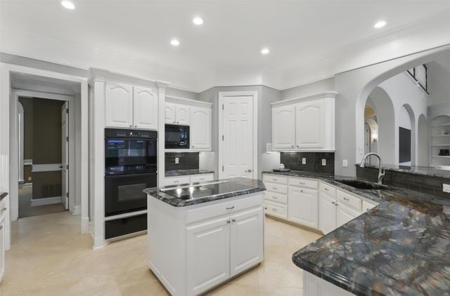 6800 Oak Hill Drive, Fort Worth, TX 76132