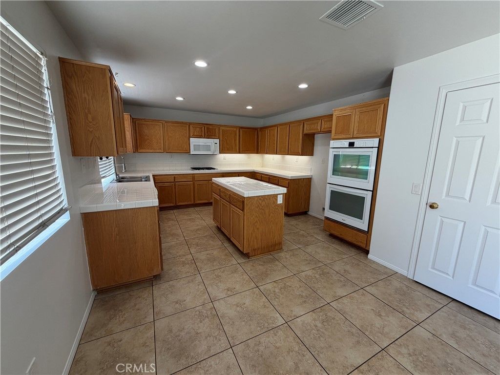 Image 12 of property listing at 17 Del Brienza, Lake Elsinore, CA 92532