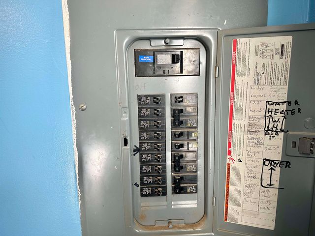 2515 W BEVERLEY ST, Staunton, VA 24401