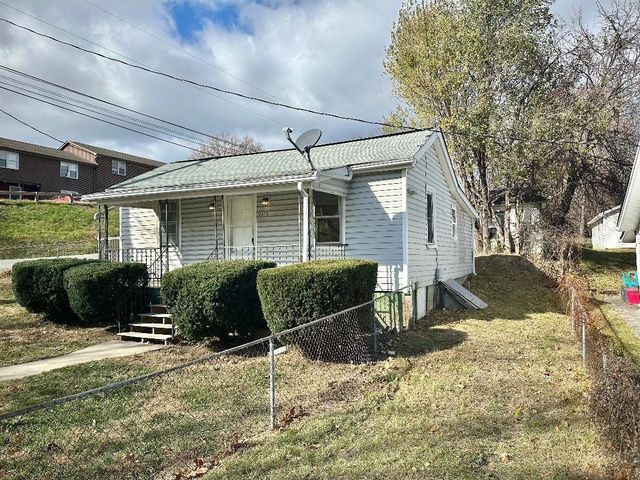 2515 W BEVERLEY ST, Staunton, VA 24401