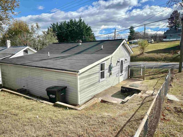 2515 W BEVERLEY ST, Staunton, VA 24401