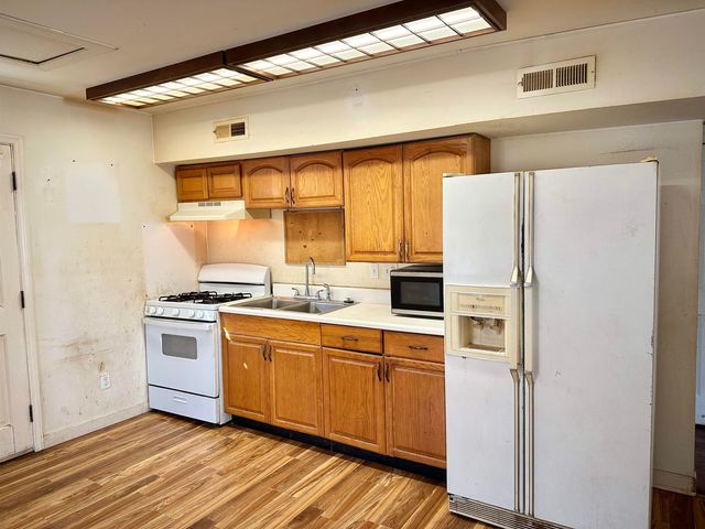 2515 W BEVERLEY ST, Staunton, VA 24401