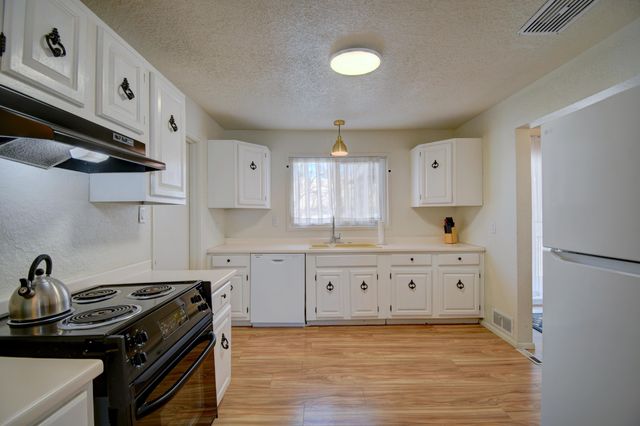 1844 Kentucky Street NE, Albuquerque, NM 87110