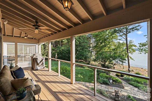 602 Pearl Bay Drive, New London, NC 28127