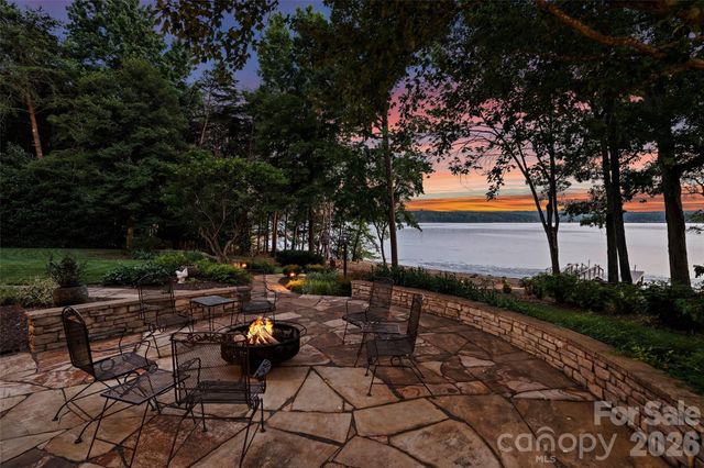 602 Pearl Bay Drive, New London, NC 28127