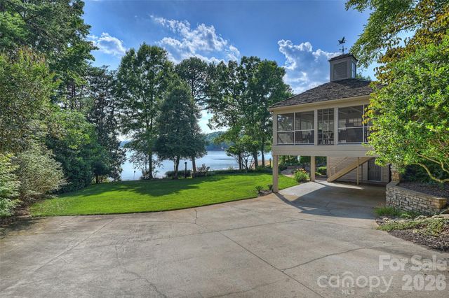 602 Pearl Bay Drive, New London, NC 28127