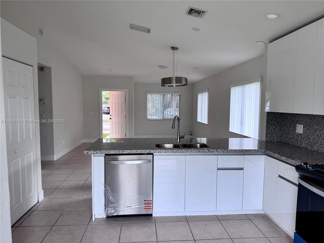 553 NW 208th Ter 553, Pembroke Pines, FL 33029