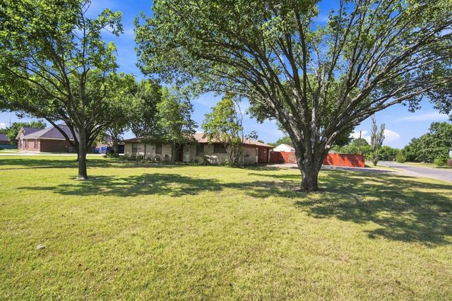 300 Pebble Creek Lane, Red Oak, TX 75154