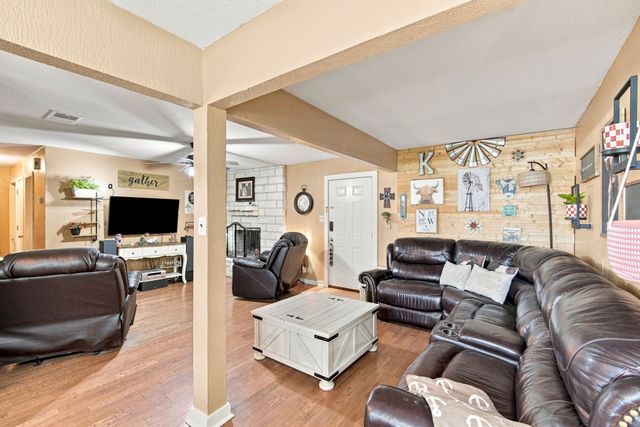 300 Pebble Creek Lane, Red Oak, TX 75154