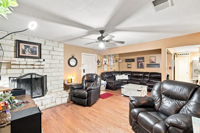 300 Pebble Creek Lane, Red Oak, TX 75154