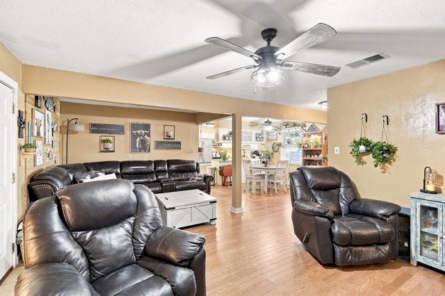 300 Pebble Creek Lane, Red Oak, TX 75154