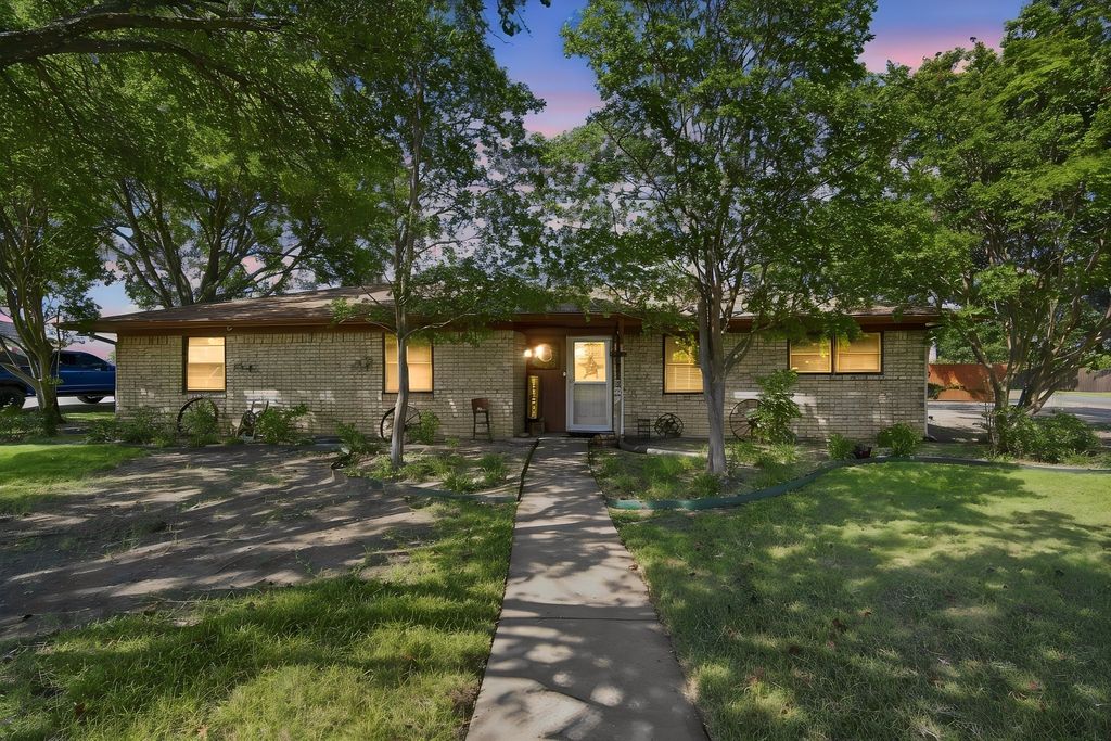 300 Pebble Creek Lane, Red Oak, TX 75154