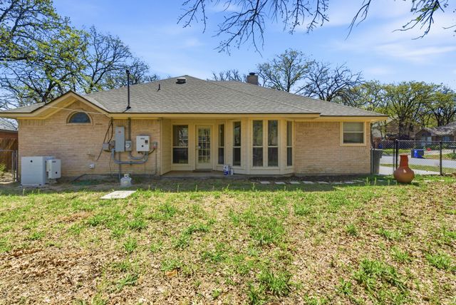 705 Oak Park Drive, Azle, TX 76020