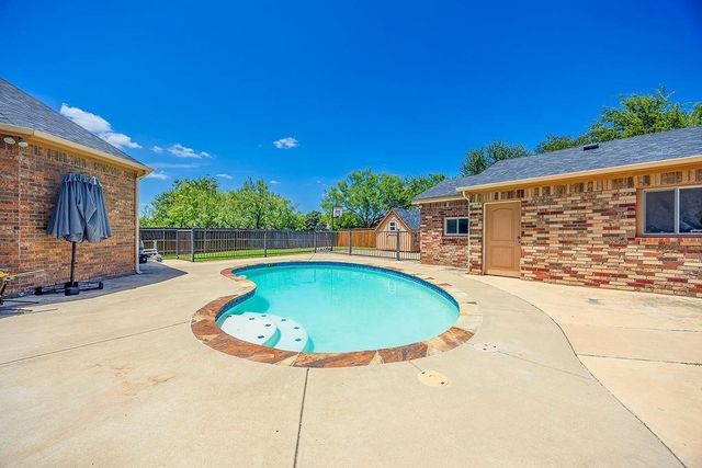 1011 Parview Circle, Grand Prairie, TX 75104