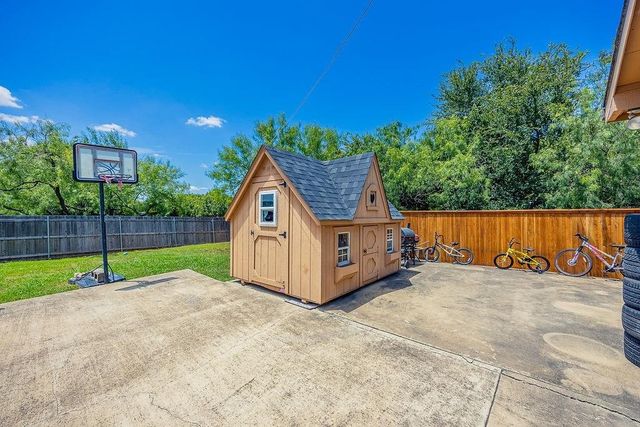 1011 Parview Circle, Grand Prairie, TX 75104