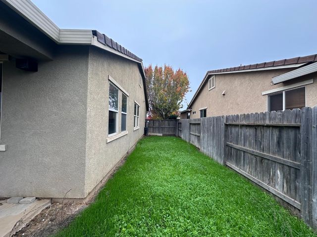 1454 Tarrant Dr, Olivehurst, CA 95961