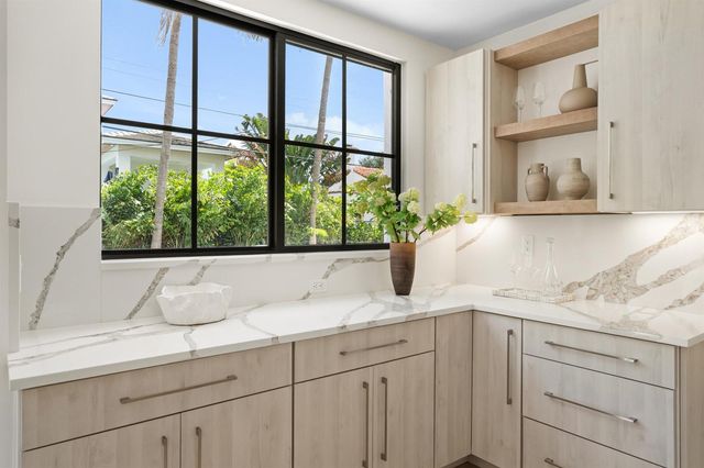 257 E Lakewood Road, West Palm Beach, FL 33405