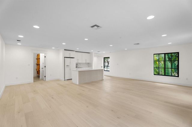 257 E Lakewood Road, West Palm Beach, FL 33405